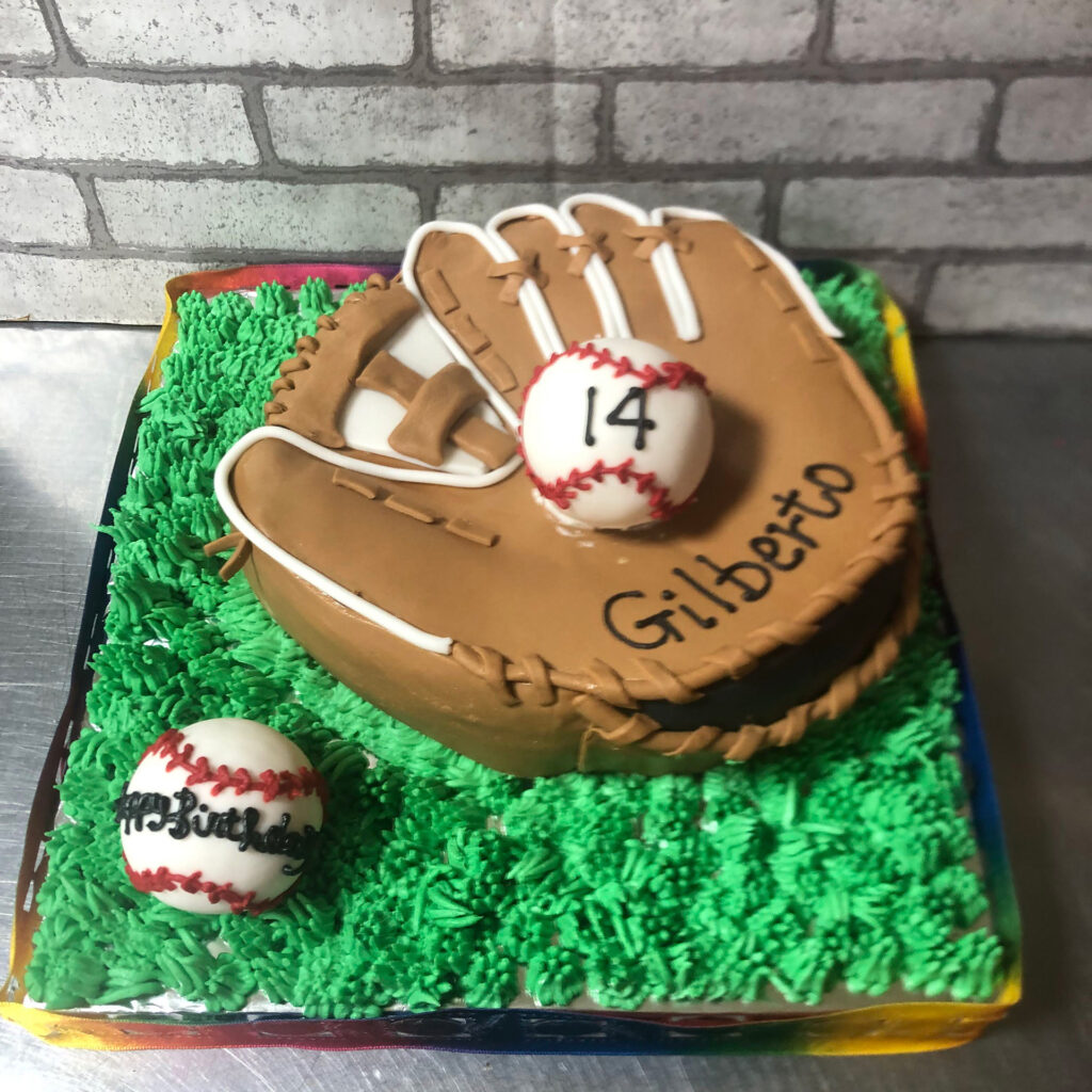 野球グローブとボールの形をしたオーダーメイドバースデーケーキ