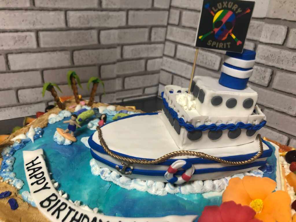 船の形をしたオーダーメイドバースデーケーキ