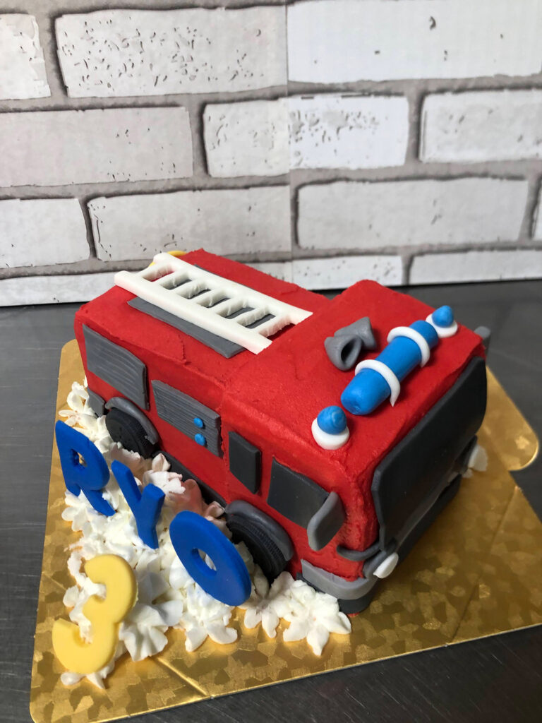 消防車の形をしたオーダーメイドバースデーケーキ